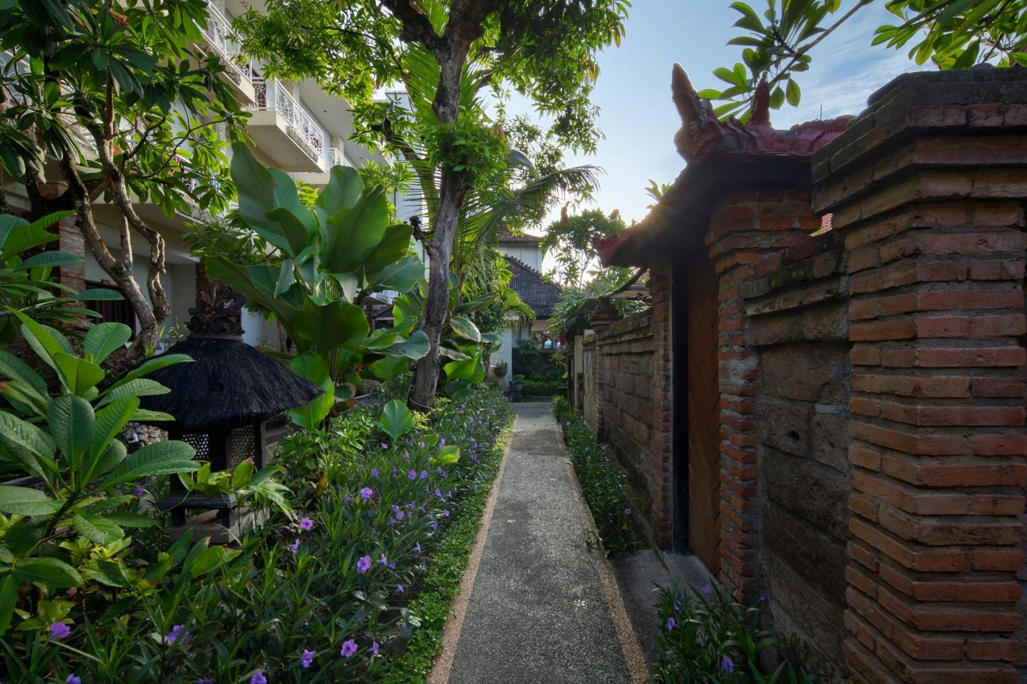 Legian Village Beach Resort - Chse Certified Екстер'єр фото